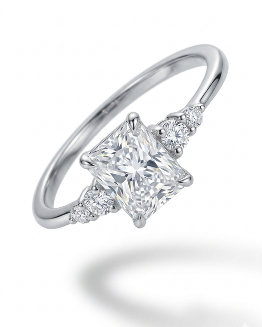 Anillo minimalista con circonita central  — joyería Salenzo